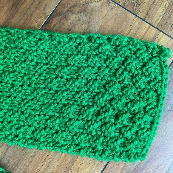 Hand crochet Kelly green acrylic scarf. - Picture 2 of 3